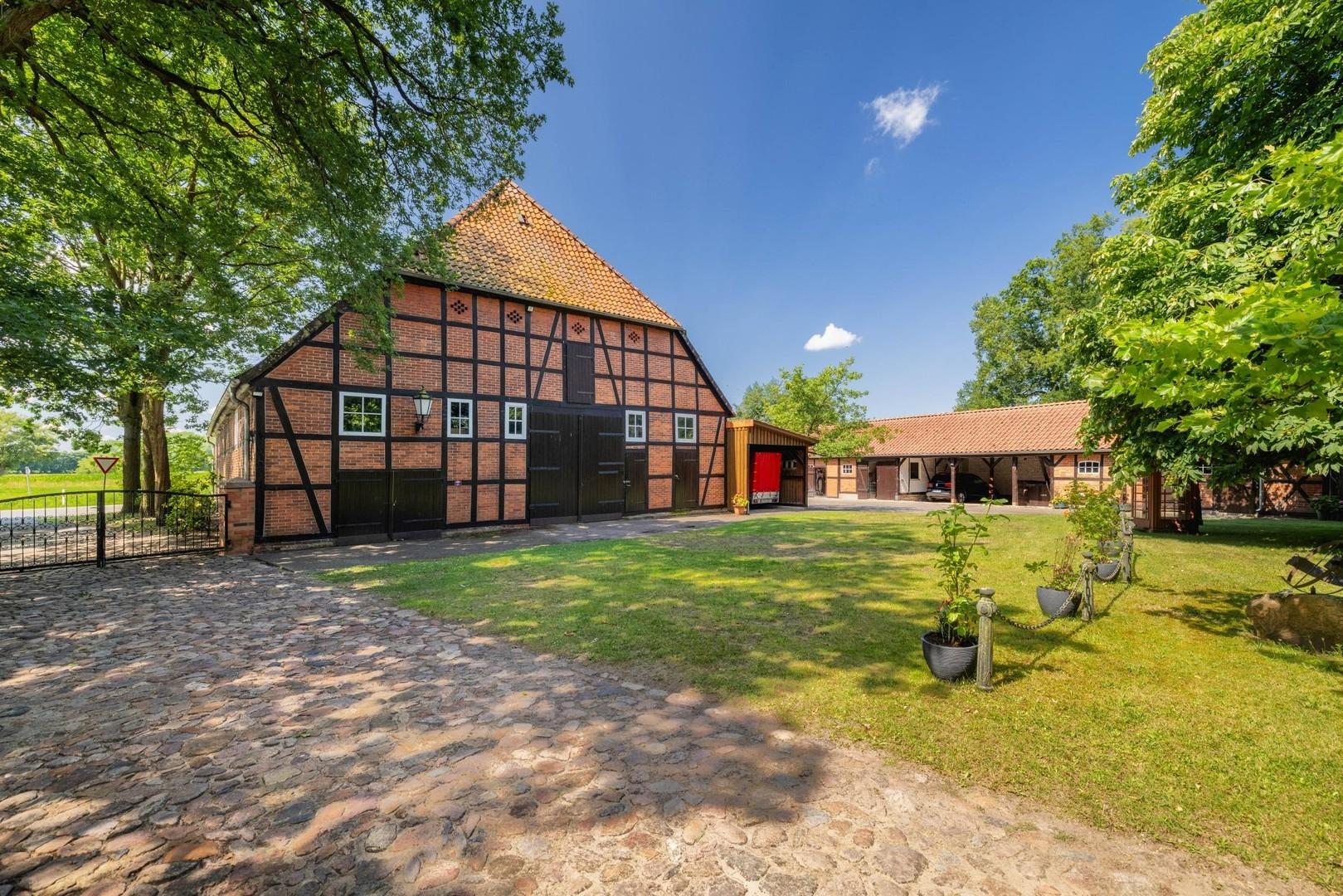 Hofanlage mit großer Scheune