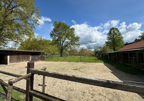 Reitplatz und Offenställe