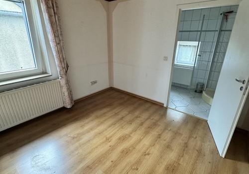Schlafzimmer mit Duschbad