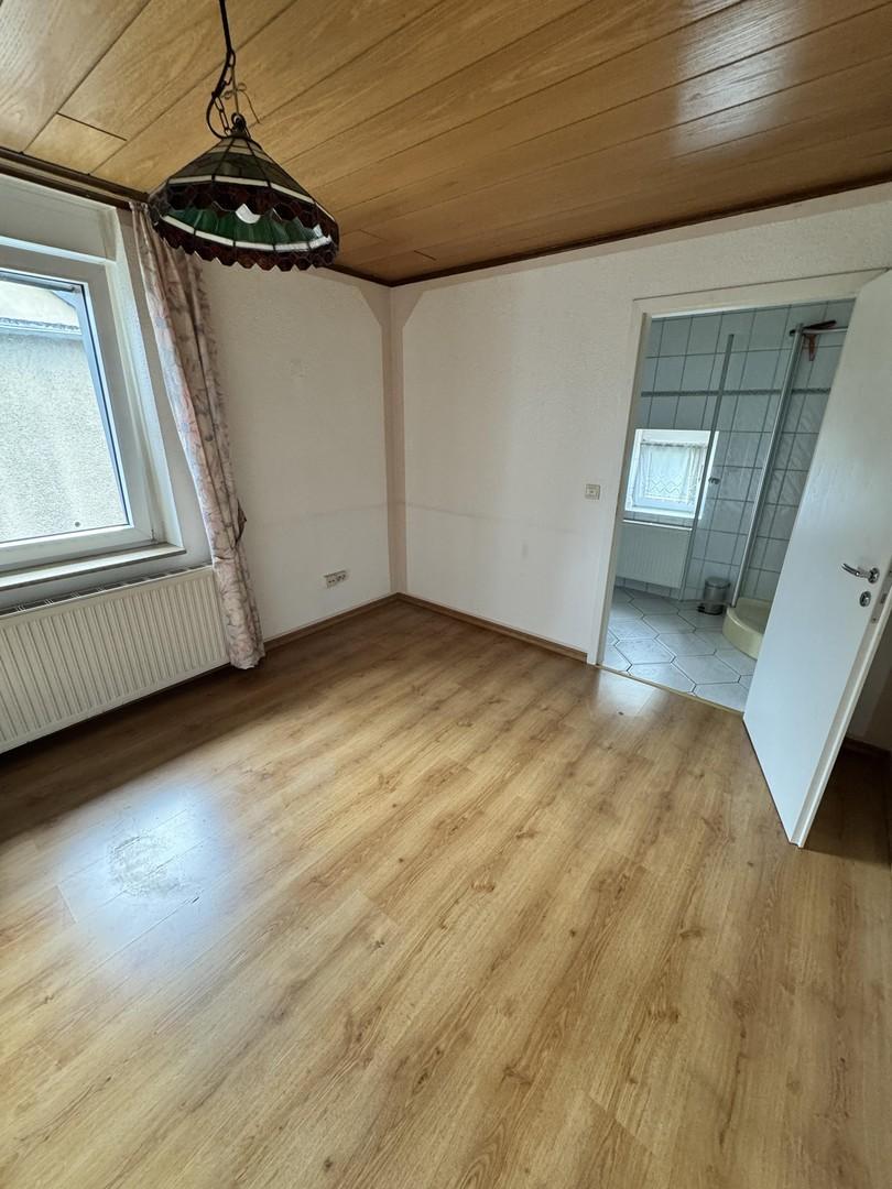 Schlafzimmer mit Duschbad
