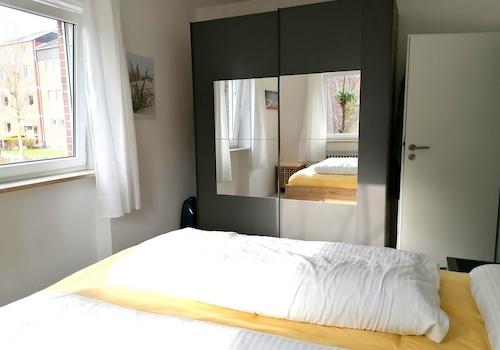 Schlafzimmer m. Kleiderschrank