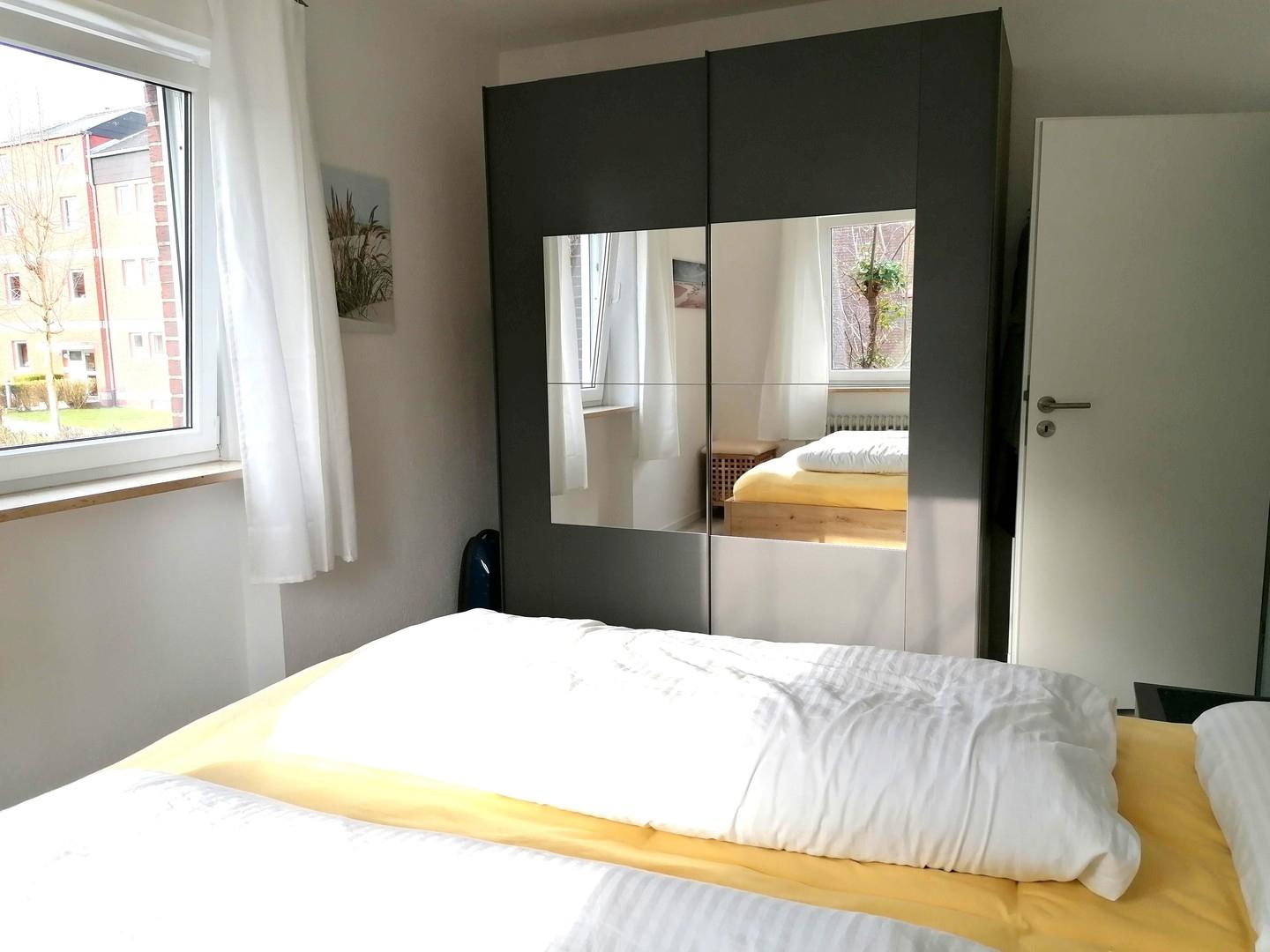 Schlafzimmer m. Kleiderschrank