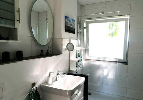 Bad mit begehbarer Dusche
