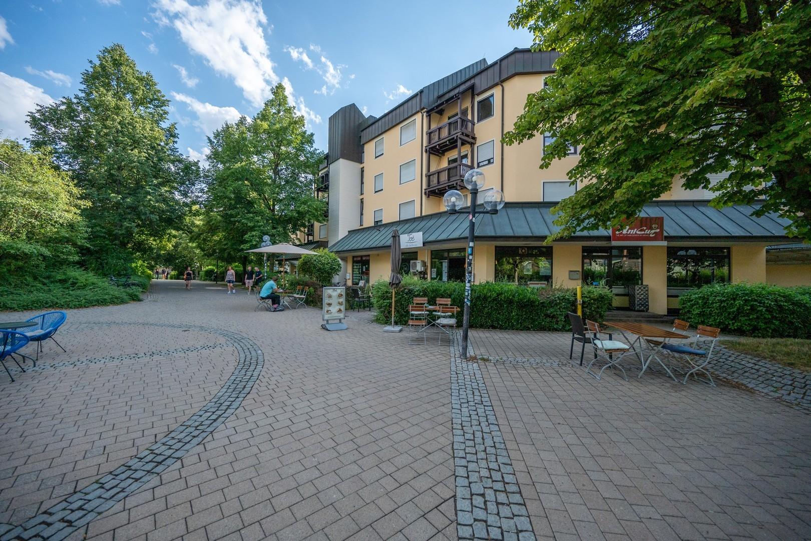 Aussenansicht Fussweg Uni