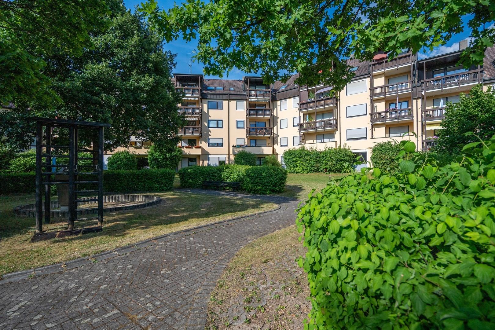 Hinterhof mit Grünanlage
