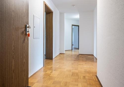 Blick in Flur von Eingangstür 