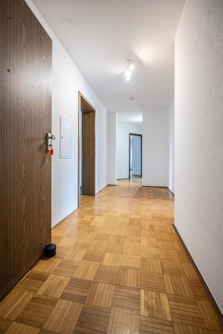 Blick in Flur von Eingangstür 