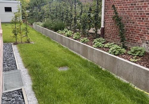 Außenanlagen hinter dem Haus