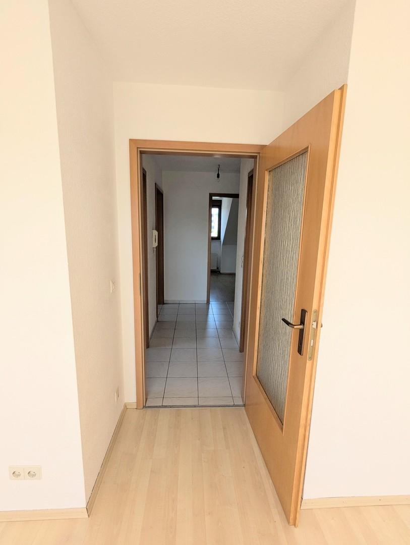 Blick Wohnzimmer in den Flur