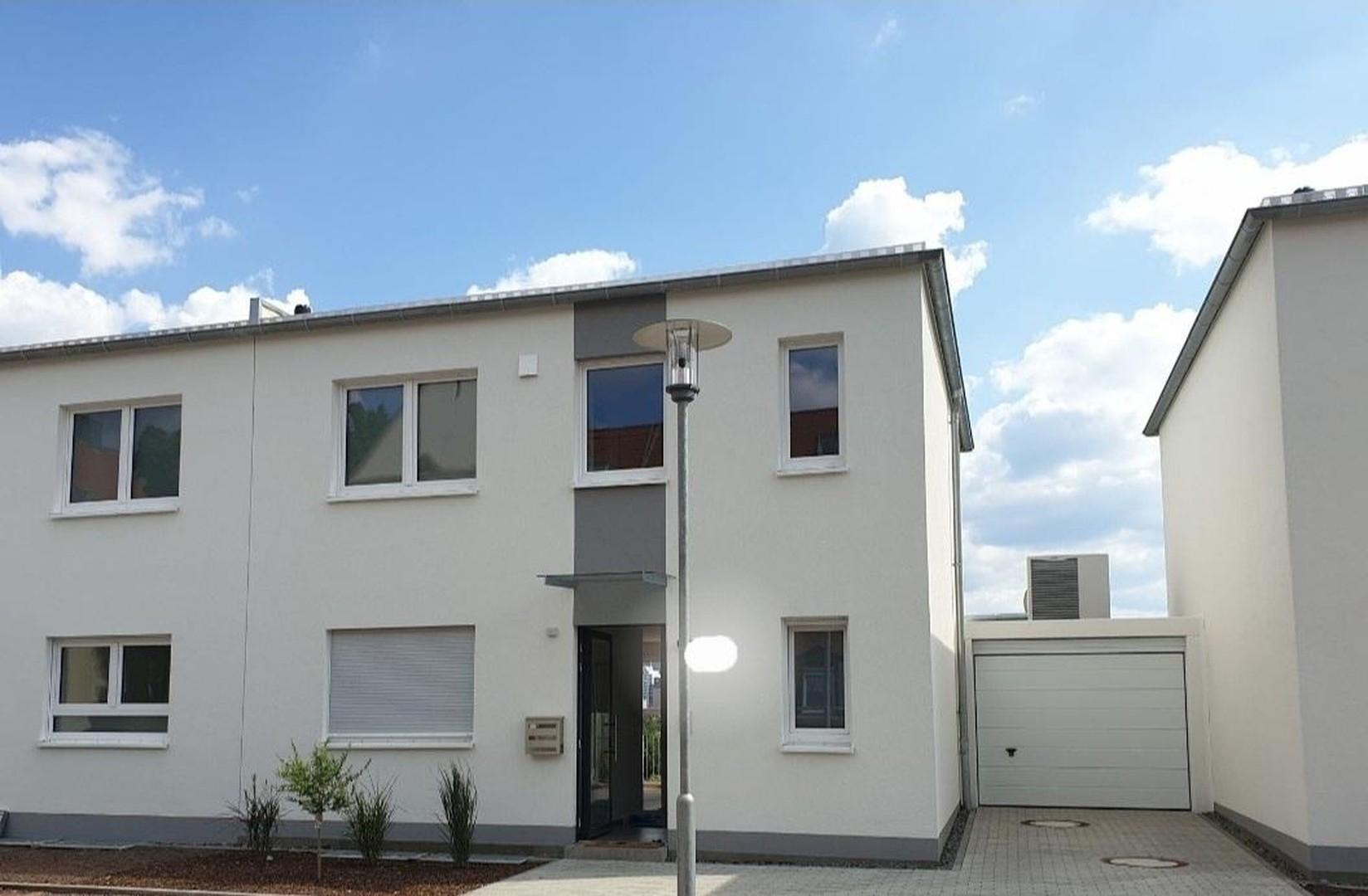 Hausansicht/Eingang/Garage