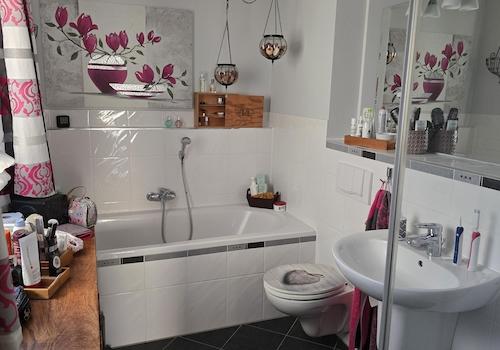 Bad mit Dusche und Wanne
