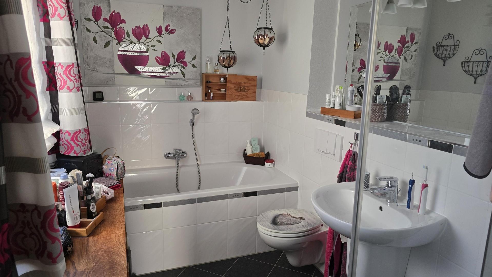 Bad mit Dusche und Wanne
