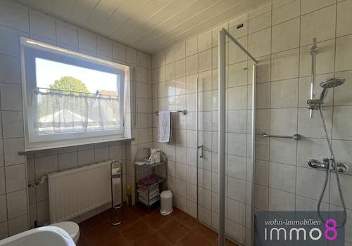 Bad mit bodentiefer Dusche 