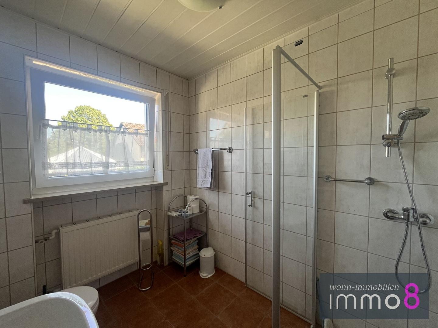 Bad mit bodentiefer Dusche 