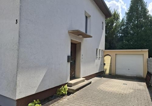 Seitenansicht mit Garage