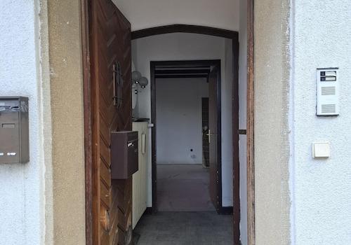 Eingang + Blick ins Wohnzimmer