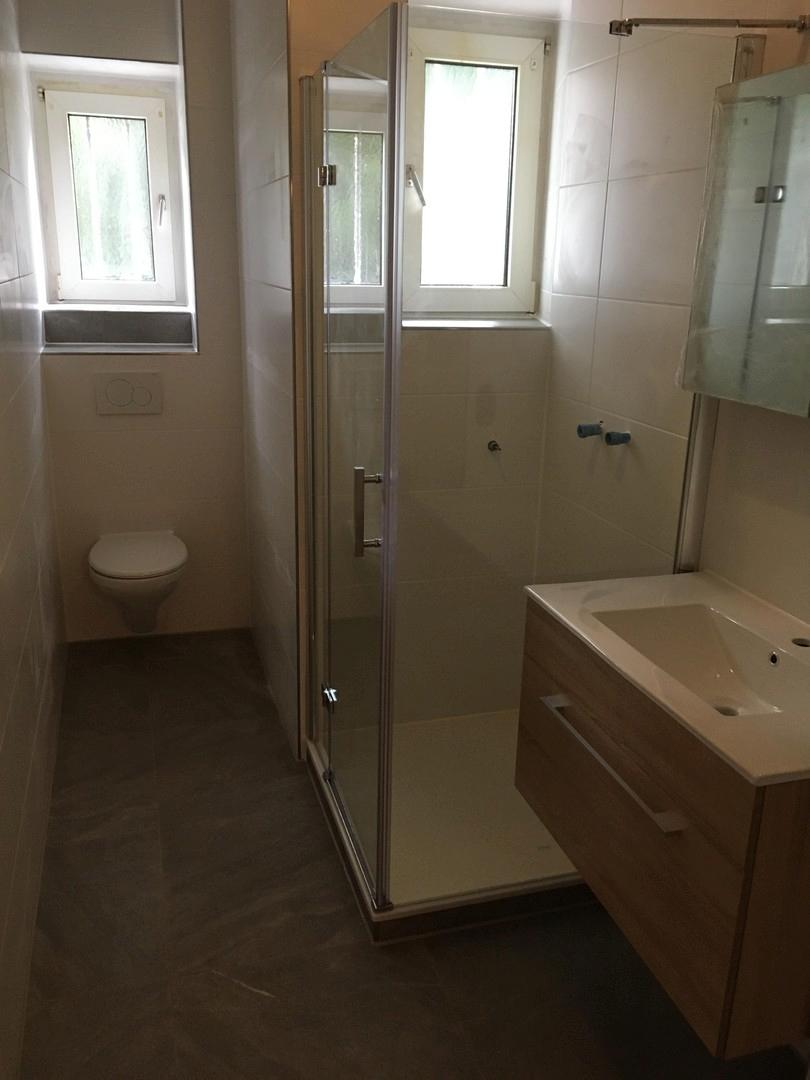 Bad mit Dusche und Fenster