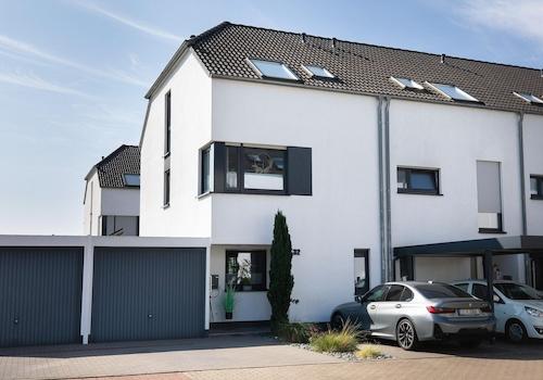 Außenansicht mit einer Garage