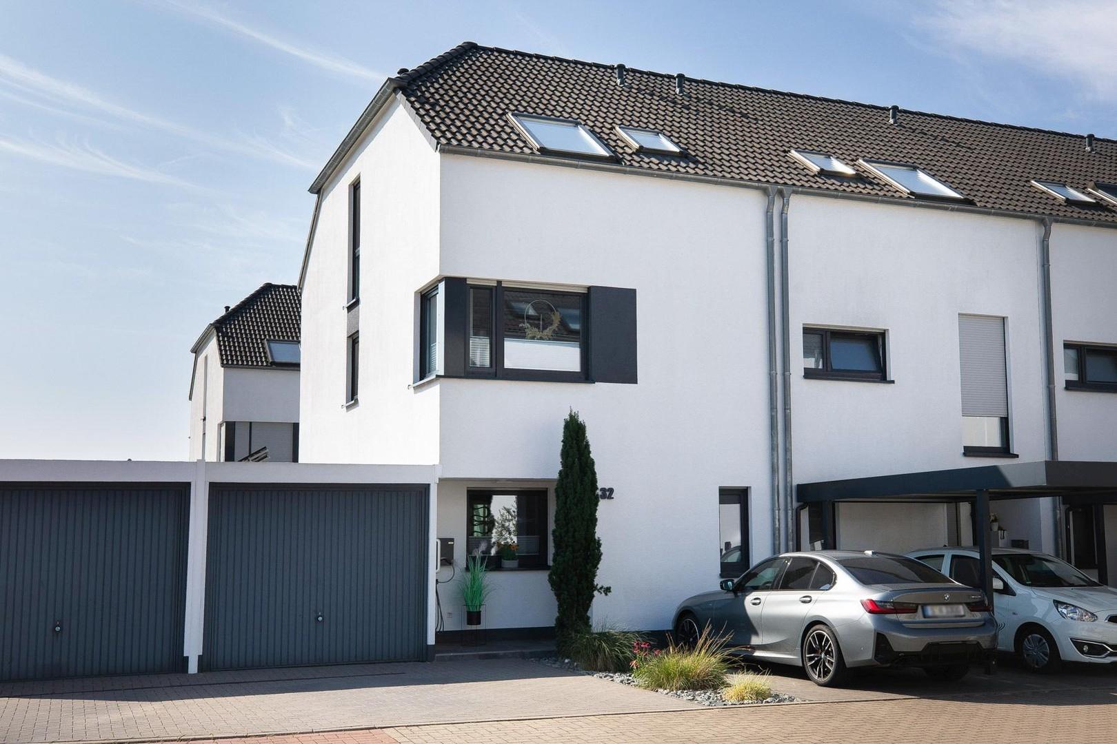 Außenansicht mit einer Garage
