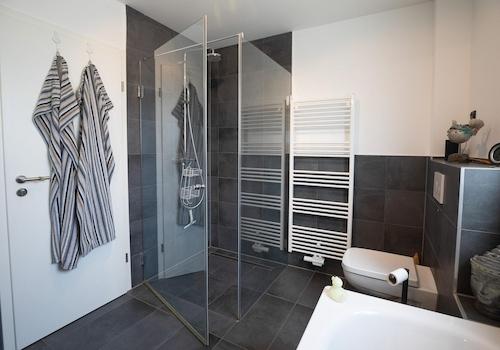 Bad 1. OG ebenerdige Dusche