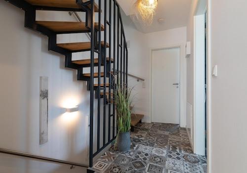 Flur 1. OG mit Treppe Studio