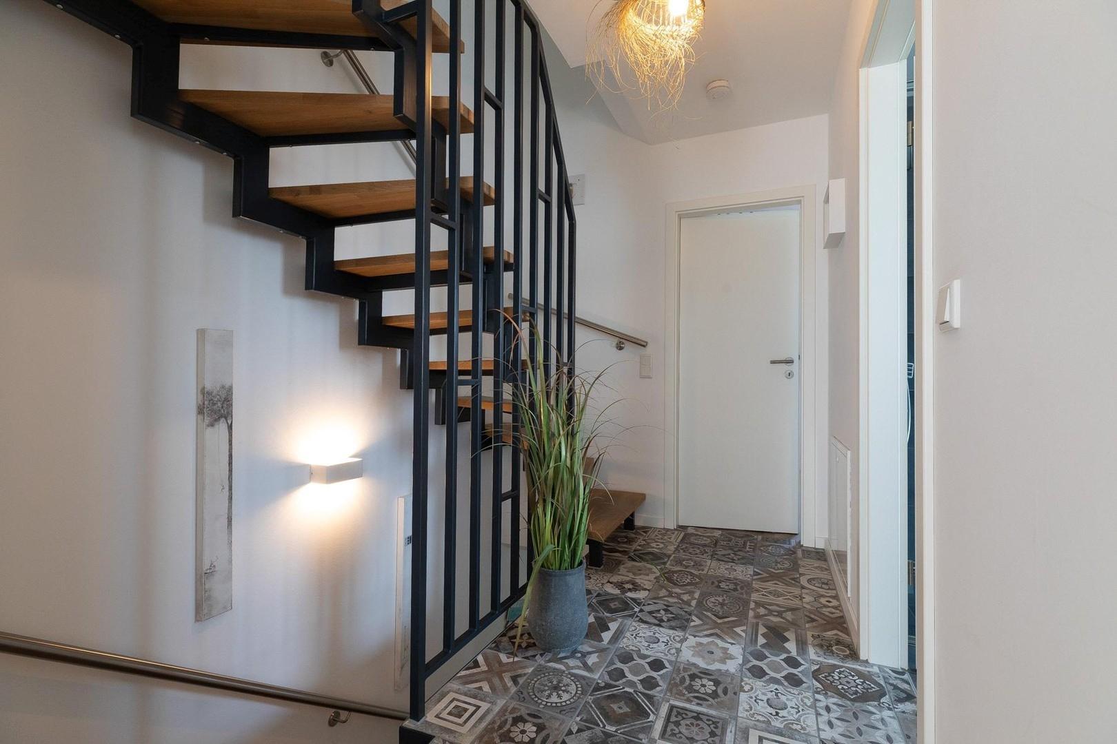 Flur 1. OG mit Treppe Studio