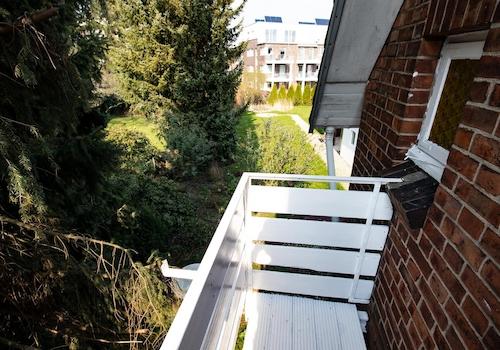 Blick vom Balkon in den Garten