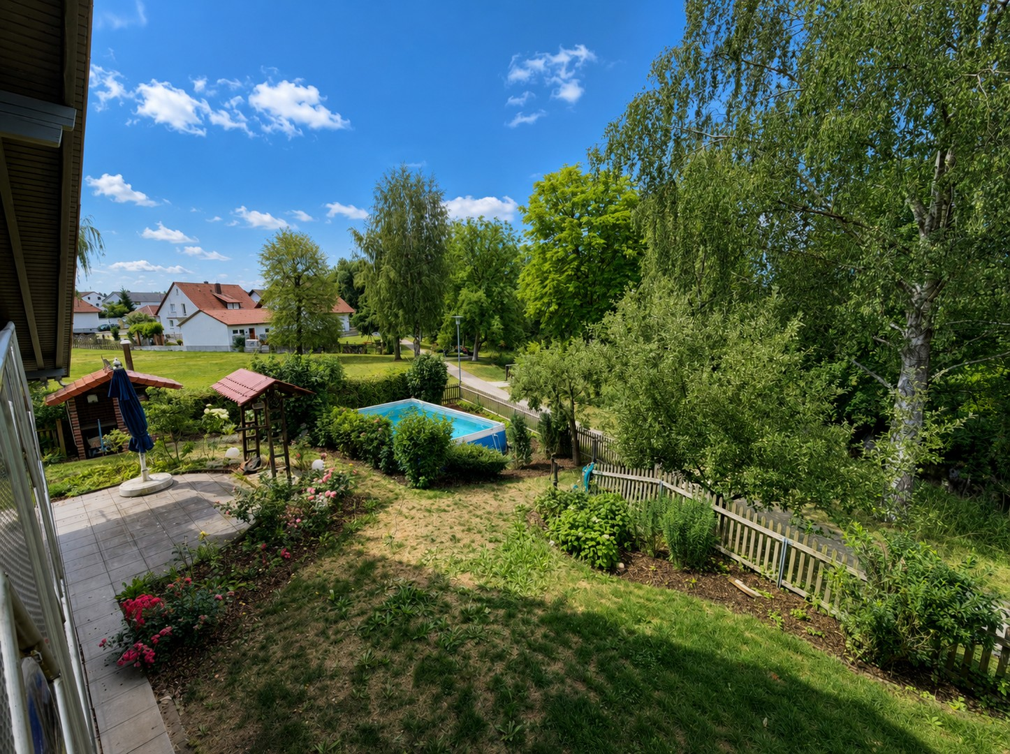 Balkonaussicht zu Pool u. Roth