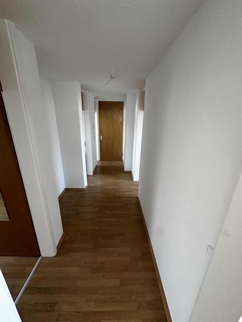 Flur mit Blick vom Wohnzimmer