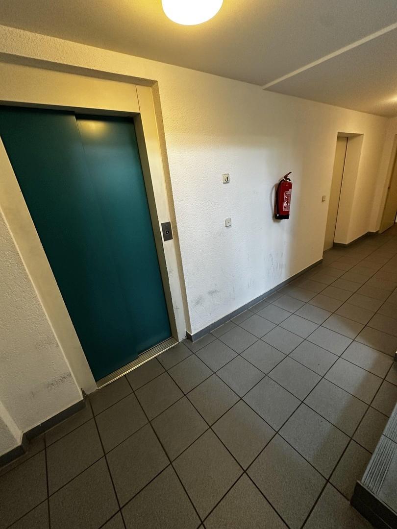Kellerbereich mit Aufzug