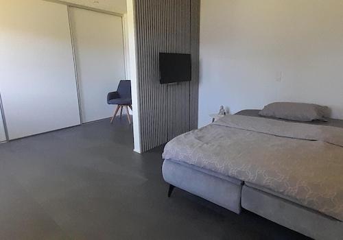 mit Einbauschrank
