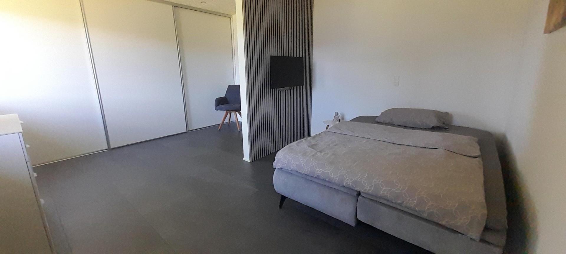 mit Einbauschrank