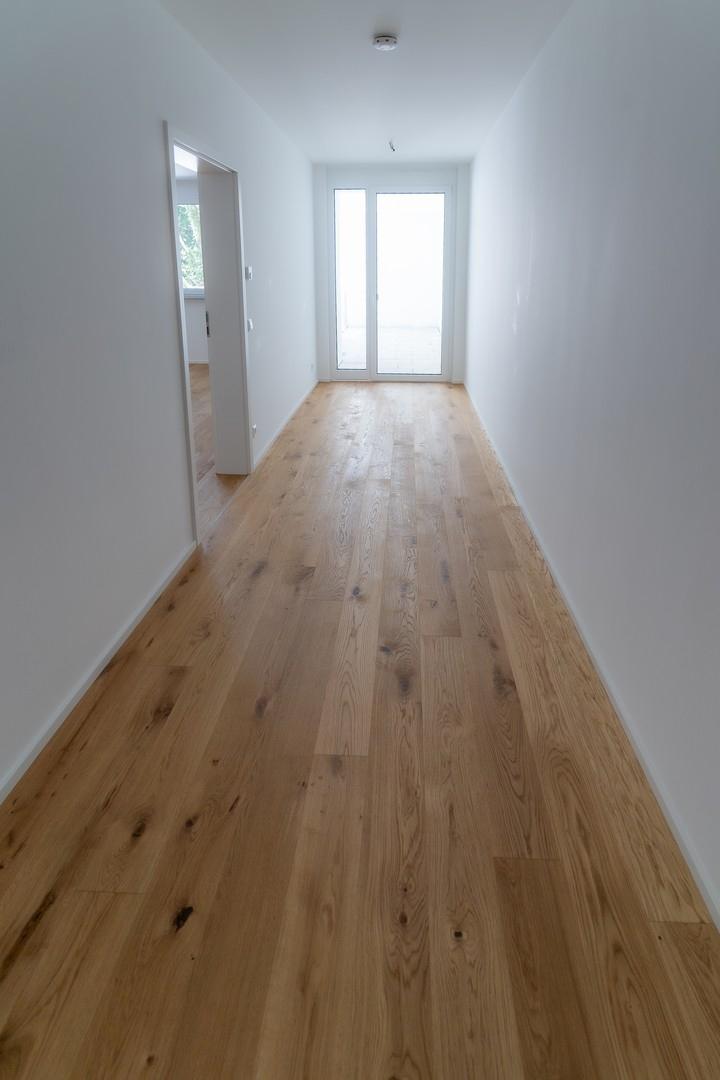 Separate Ankleide mit 2 Balkon