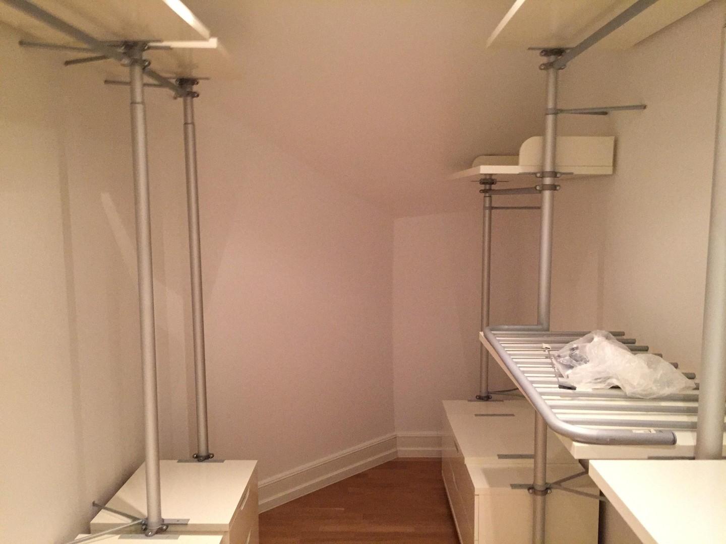 Begehbarer Schrank