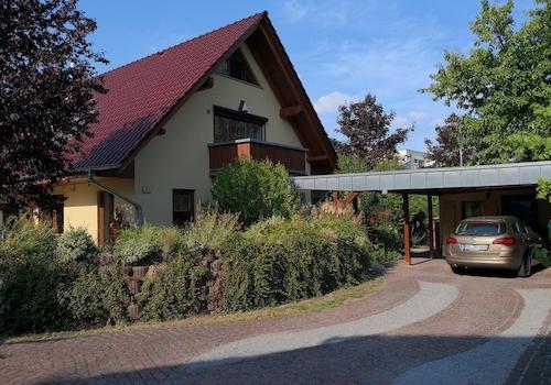 Haus mit Carport und Werkstatt