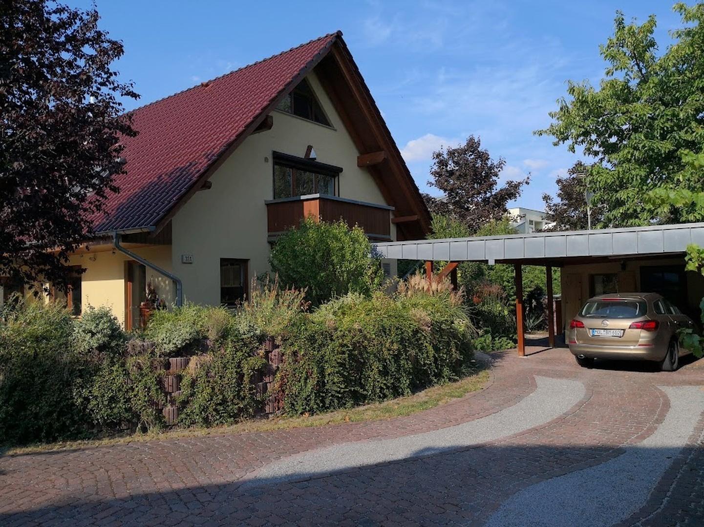 Haus mit Carport und Werkstatt