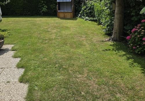 Garten mit Bank und Strandkorb