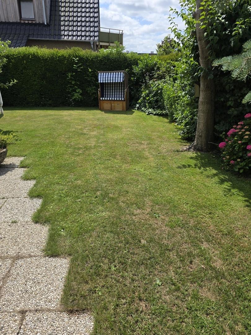 Garten mit Bank und Strandkorb