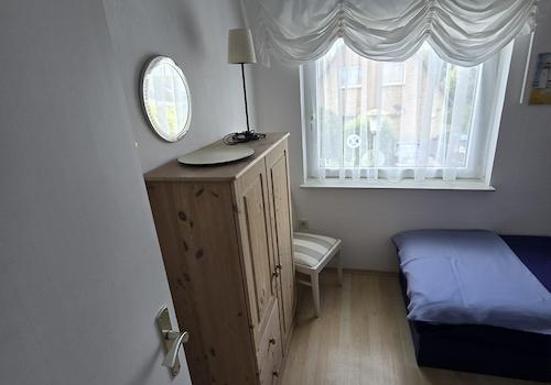 kl. Zimmer Schrank