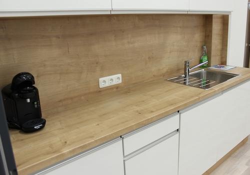 Küchenzeile und Kühlschrank