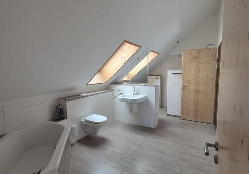 Helles Badezimmer