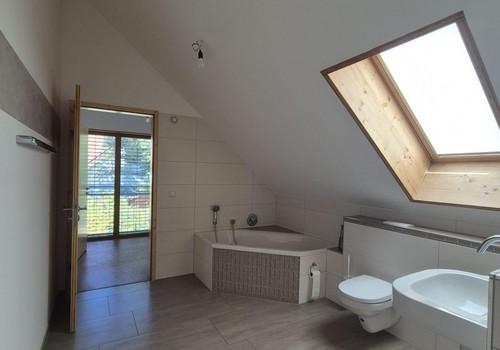 Badezimmer mit Duschwanne