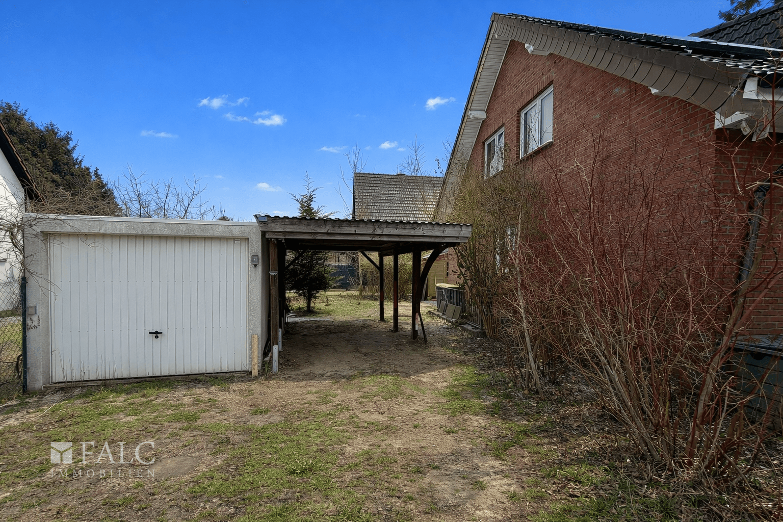 Garage / Carport