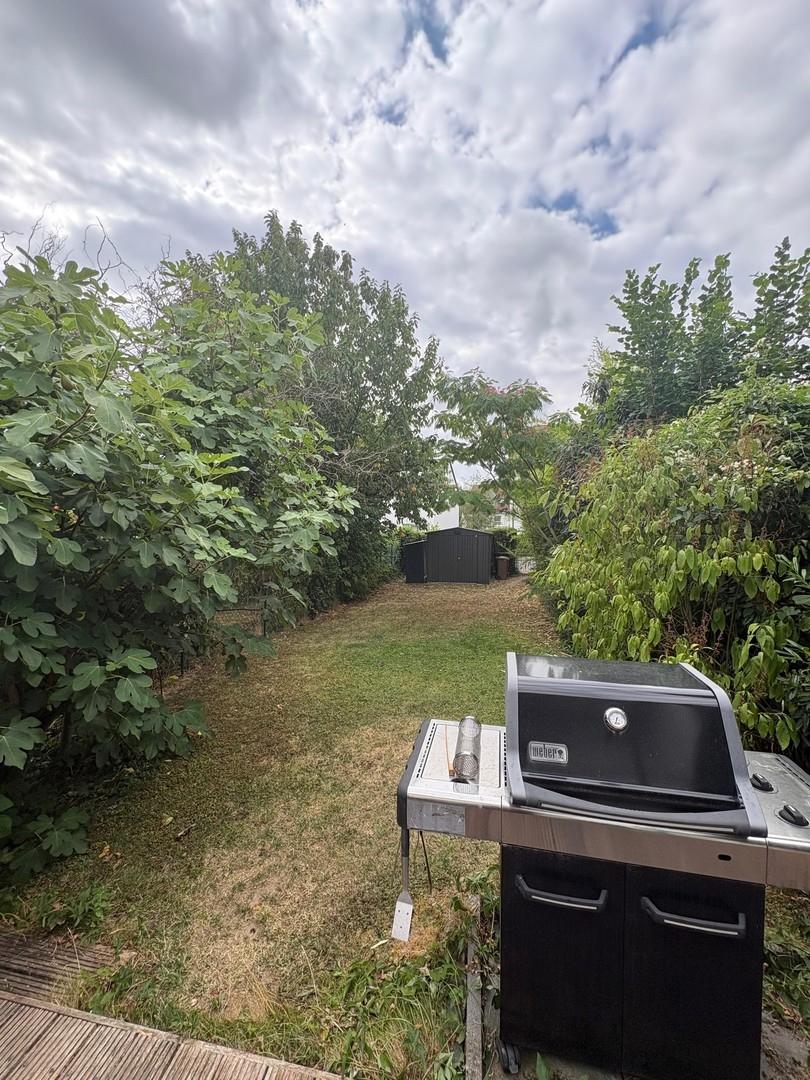 Garten mit Hütte