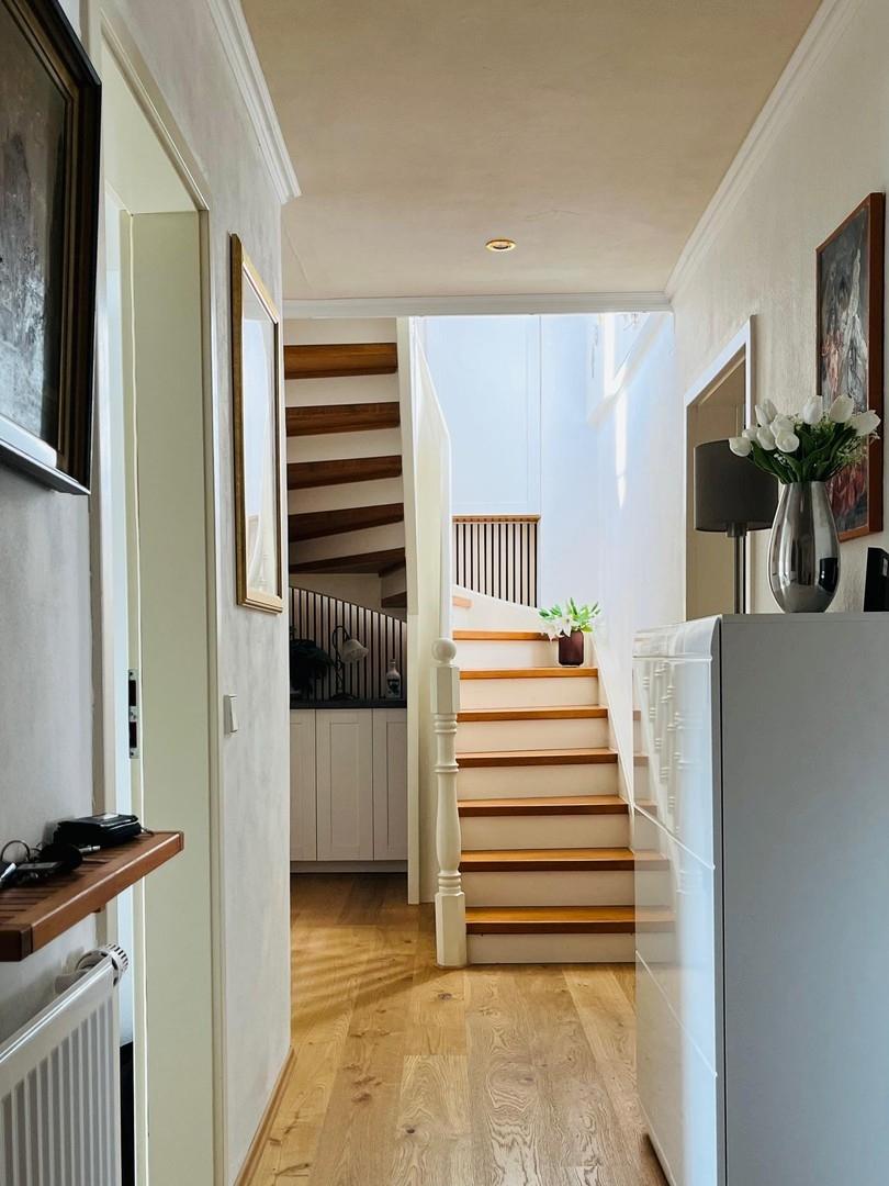 Flur mit Treppe zum Wohnzimmer