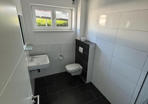 Gäste-WC mit Dusche
