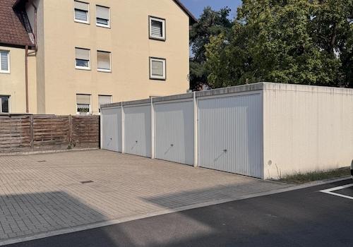 Garagenhof liegt gegenüber