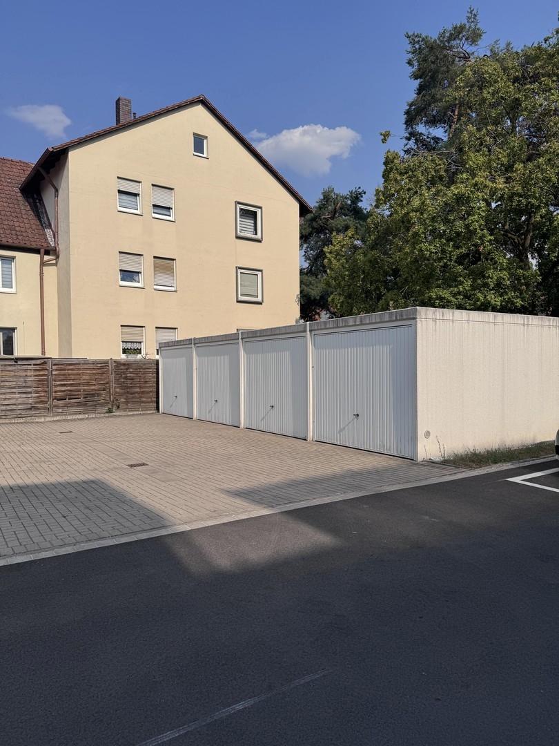 Garagenhof liegt gegenüber