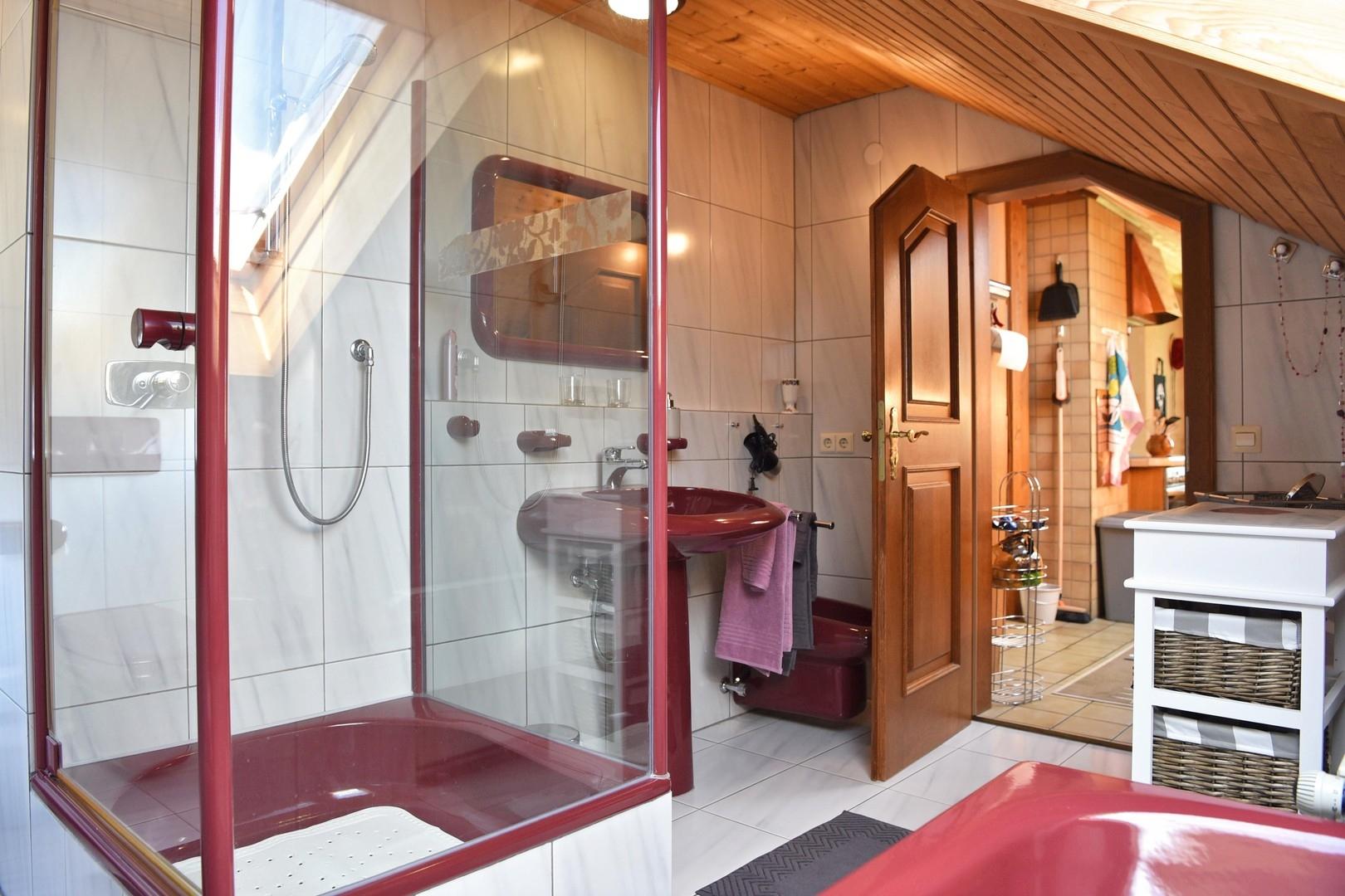 OG Badezimmer mit Dusche