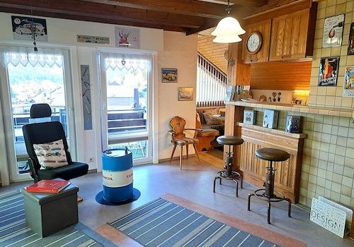 OG Wohnung Bar und Sessel